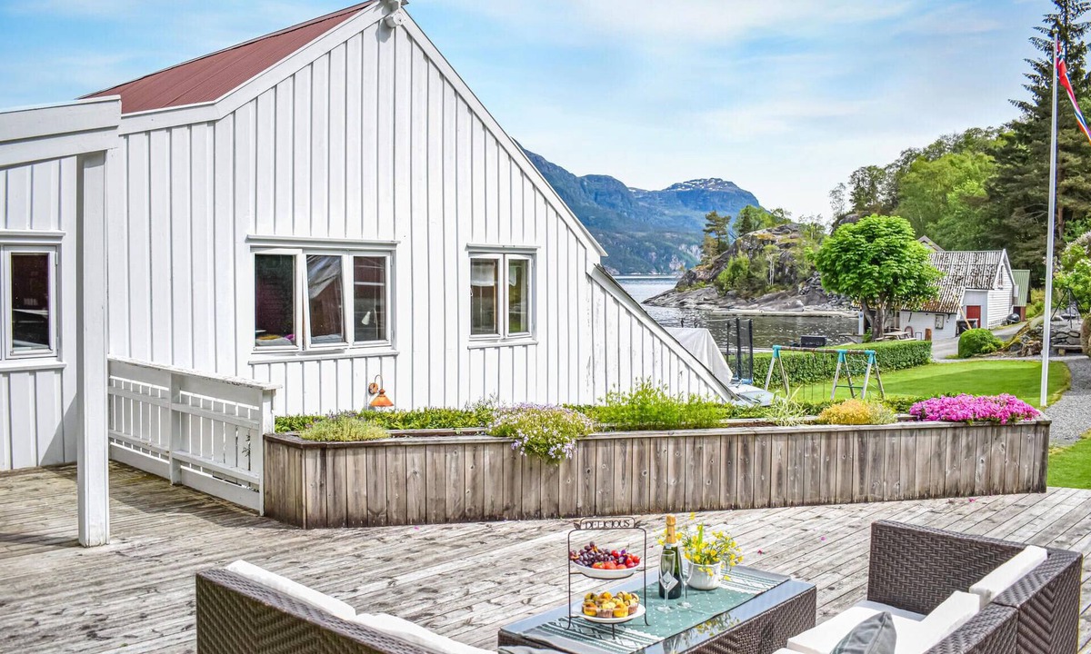 Suldal Apartment | Stunning apartment in Hebnes with house sea view