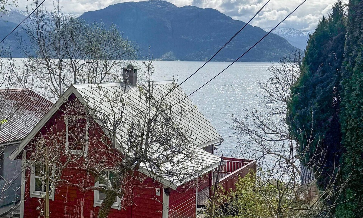 Kvam House | Stunning home in ålvik with house sea view