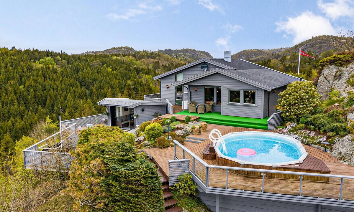 Lyngdal House | Stunning home in Lyngdal