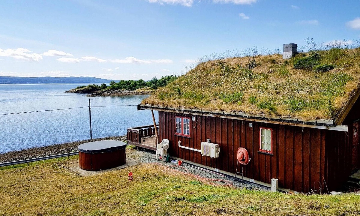 Verran House | Stunning home in Malm with lake view