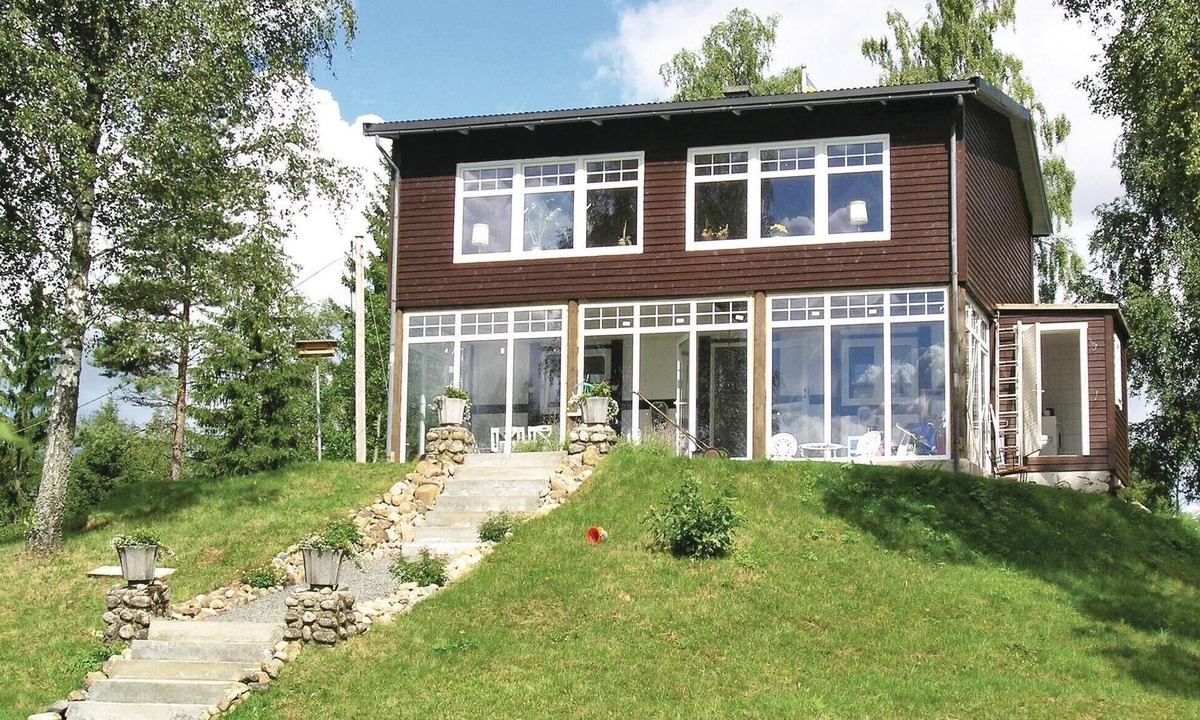 Nassjo Municipality House | Stunning home in Malmbäck with kitchen