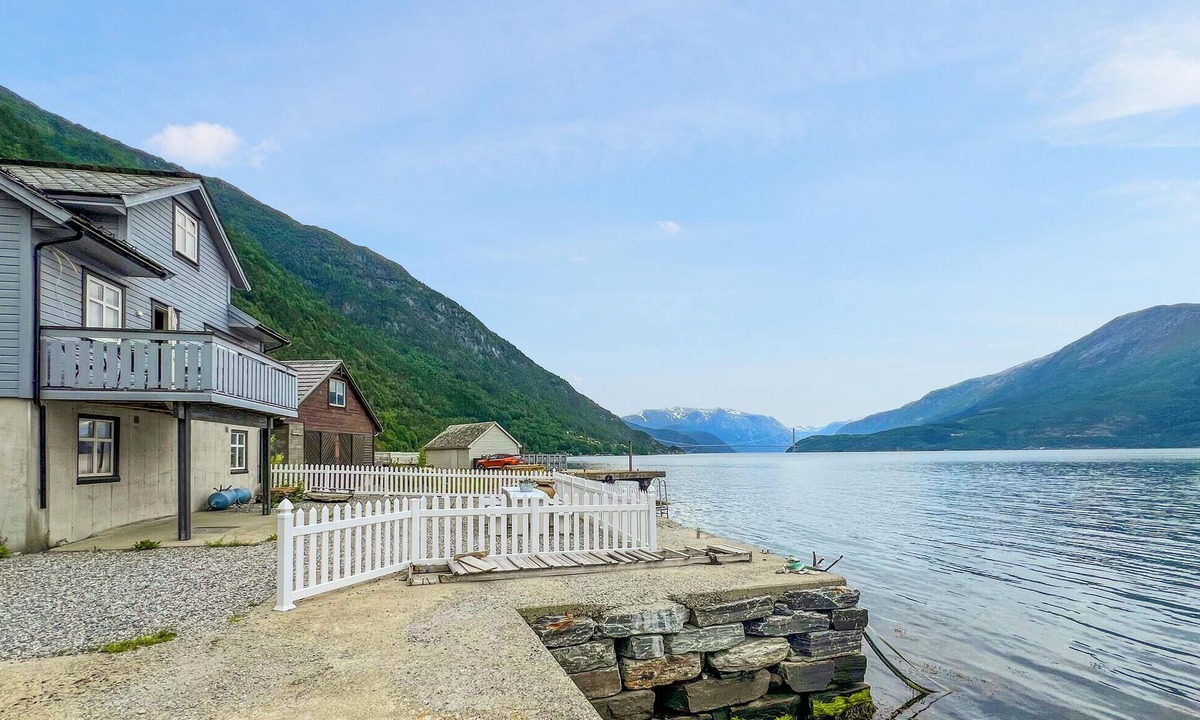 Djønno House | Stunning home in Vallavik with WiFi