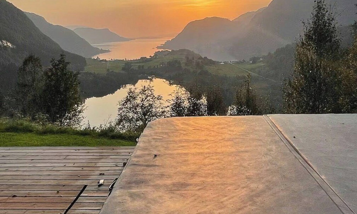 Naustdal House | Sunny cabin with fjord views in Redal