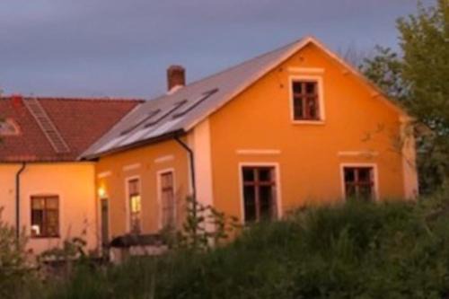 Kivik House | Svinaberga Skola. Eget boende i gammal skolsal.