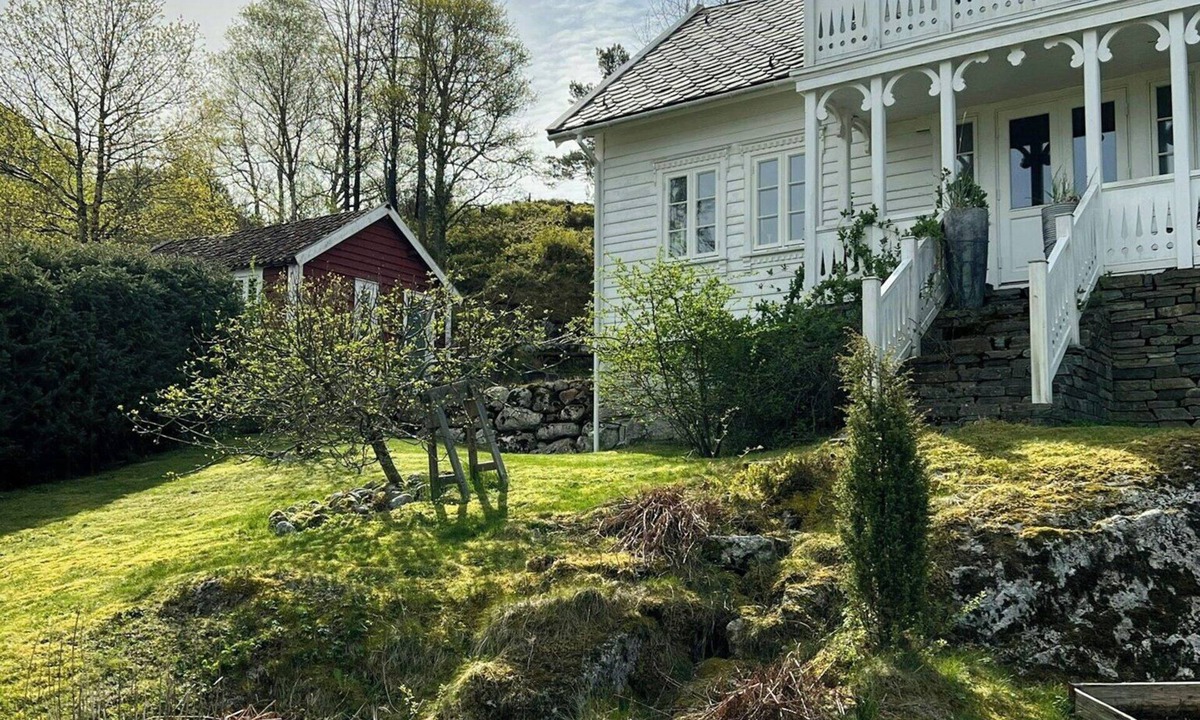 Tysvaer House | Swiss-style cottage from 1880 by Hattarvågen