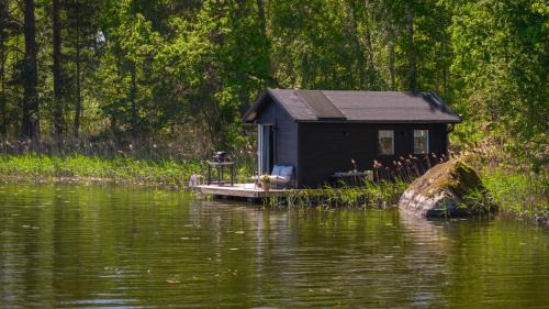 Östergötland Cabin | The Floating Lodge