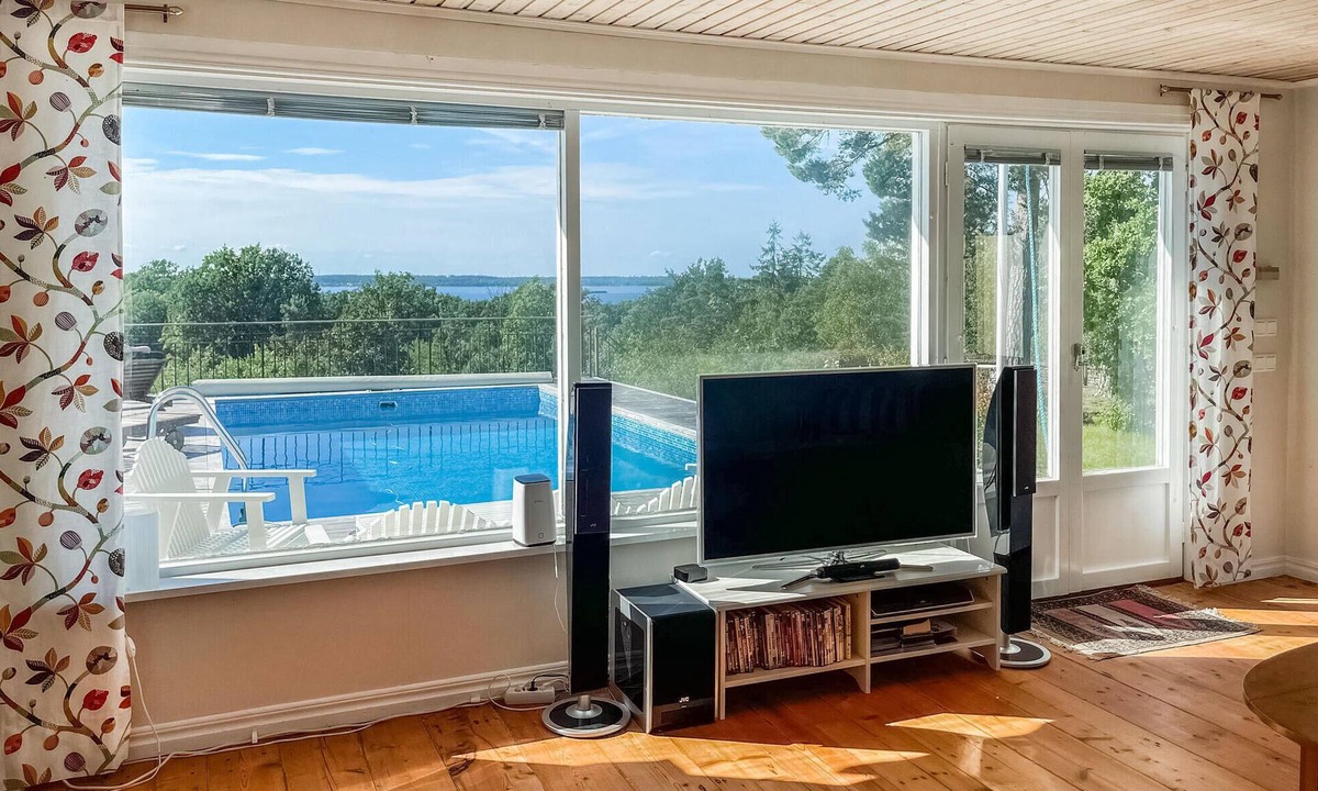 Stora Ror House | This inviting holiday home with a view of Kalmarstrae welcomes you with a shared outdoor pool.