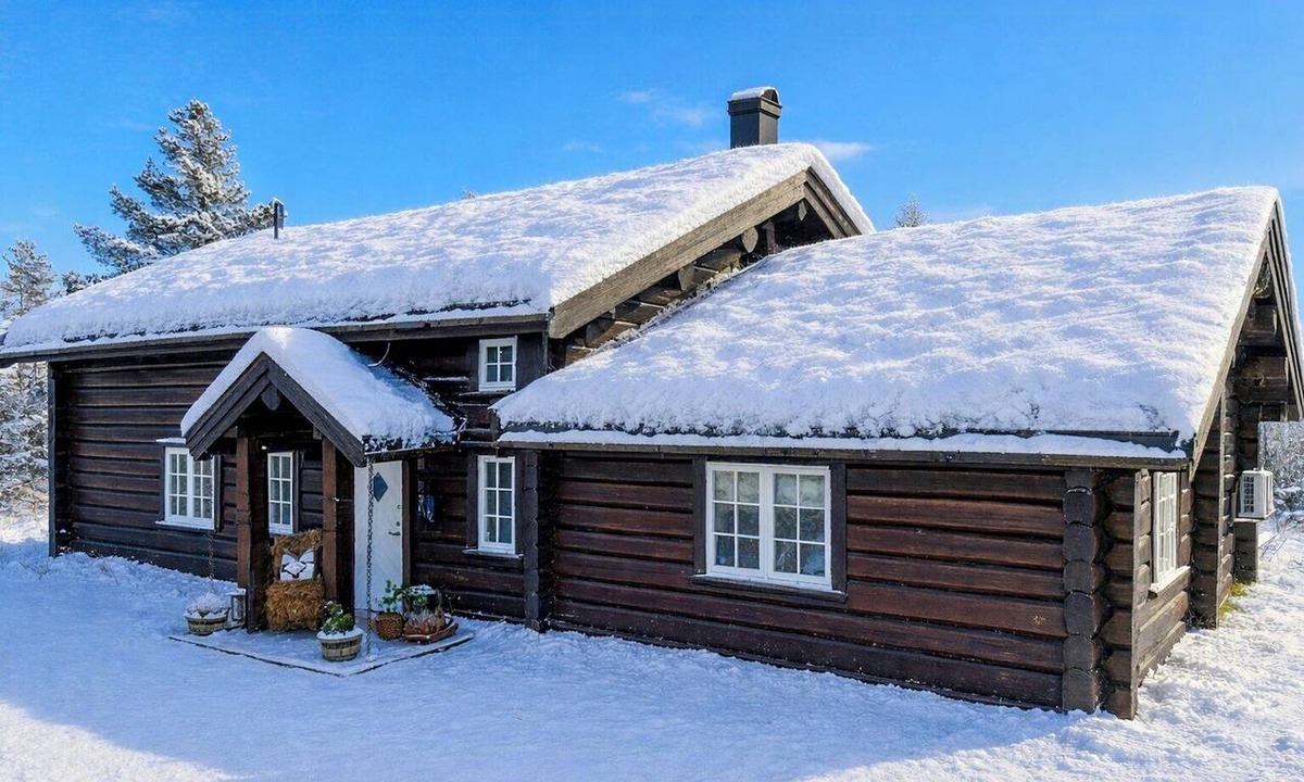 Nissedal House | Timber cabin with hot tub and views