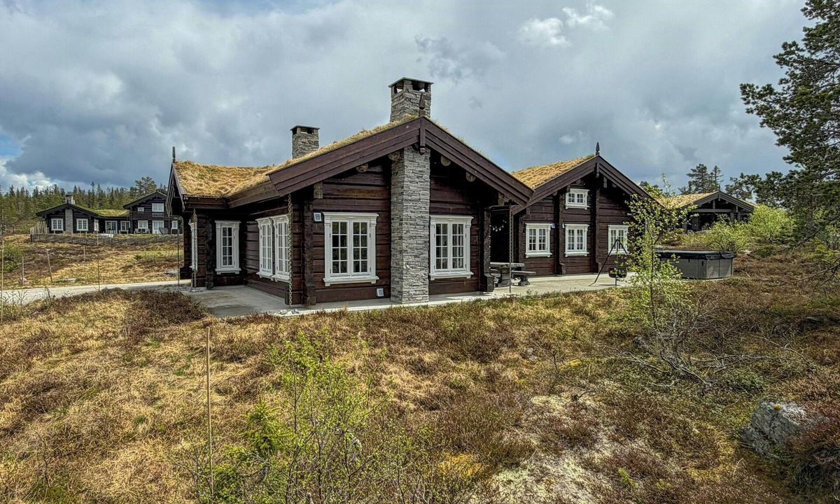 Rollag House | Timber cabin with hot tub and ski runs in Veggli