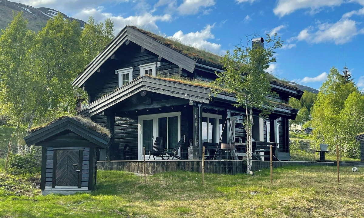 Sykkylven House | Timber cabin with outdoor spa near Stranda