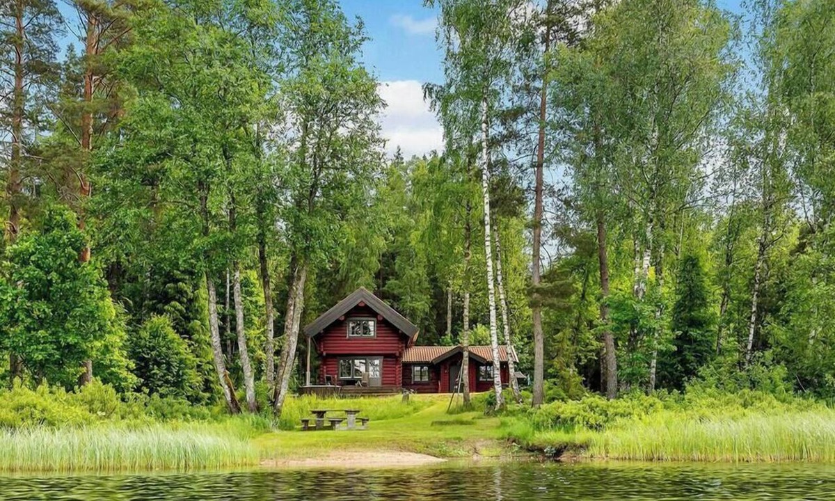 Hestra House | Timber cabin with sauna by the lake in Isaberg