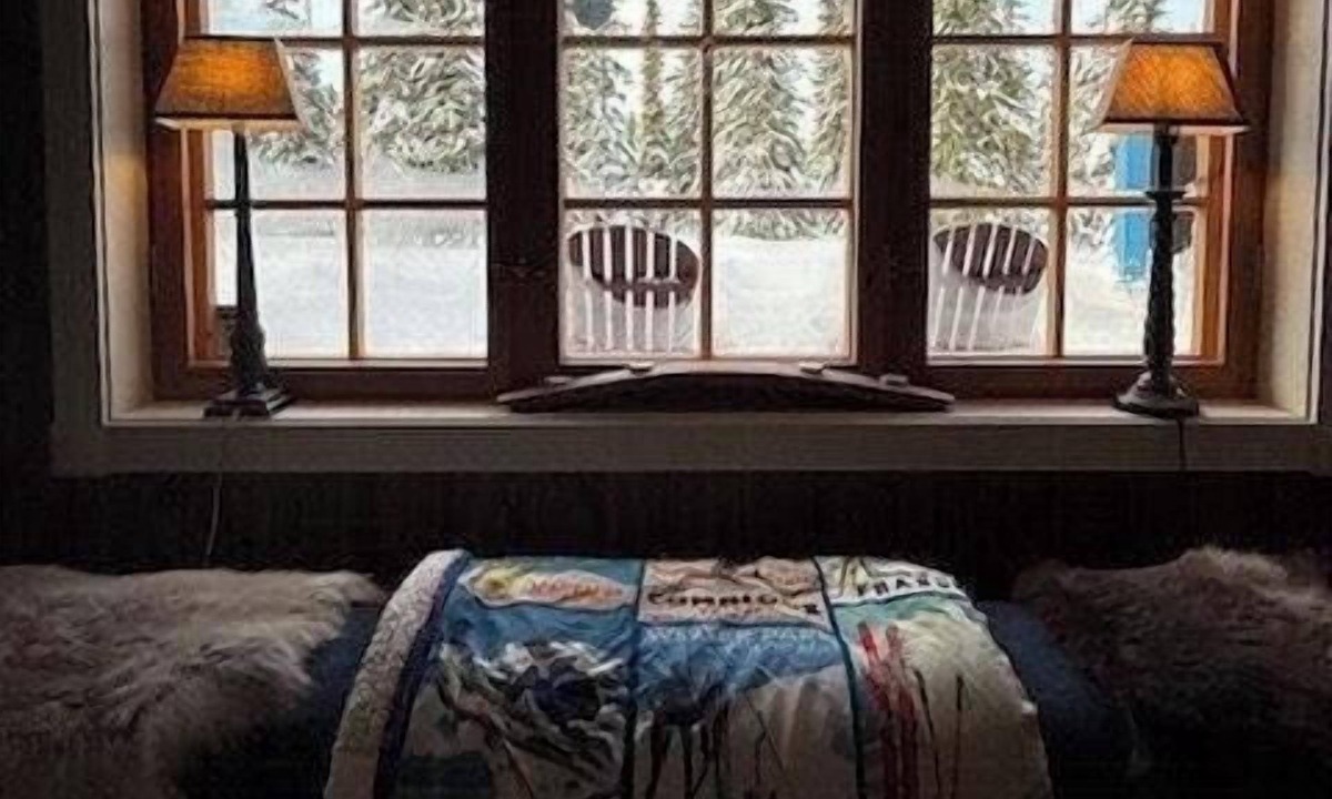 Trysil House | Timber cabin with wood-fired hot tub in Trysil