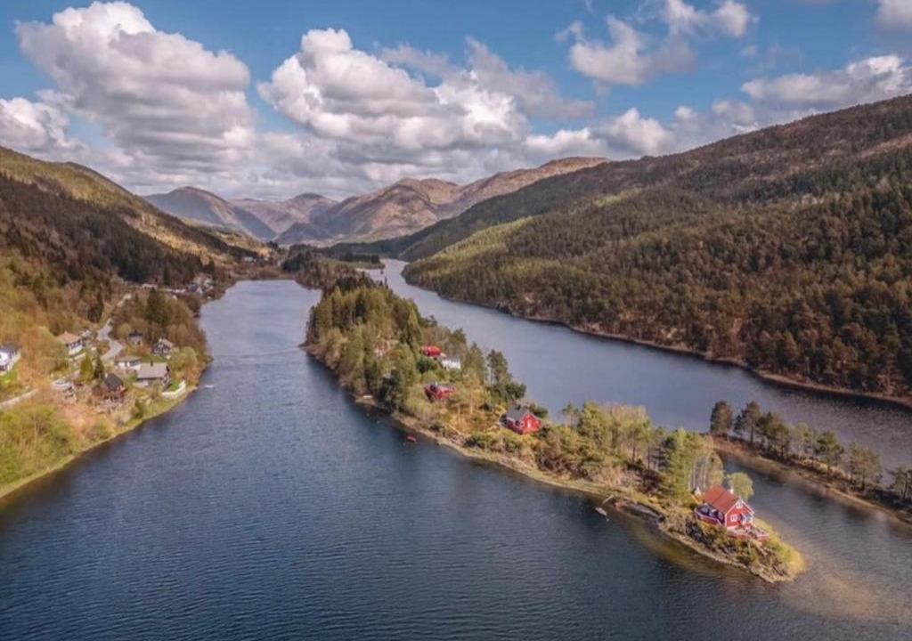Fana House | Tinyhouse surrounding Norwegian mountains