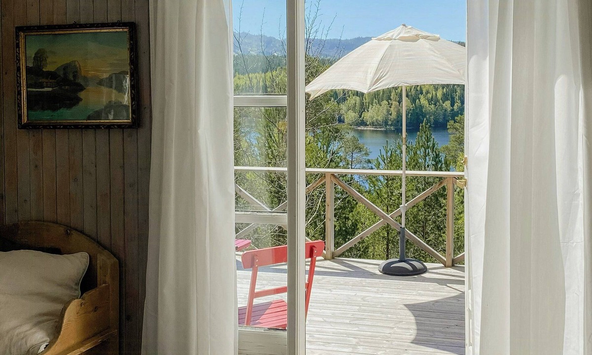 Levanger House | Traditional 60s cabin by Langåsdammen lake