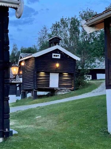 Hundorp Ski Chalet | Traditional barn - Glamping - wifi og sauna