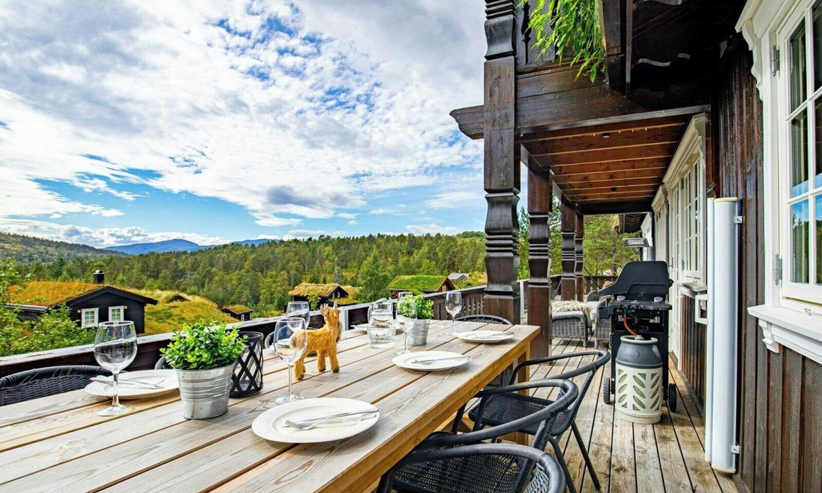 Stryn House | Traditional cabin with turf roof near Stryn