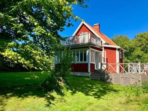 Dio House | Traditional Cottage Near Linné's Råshult