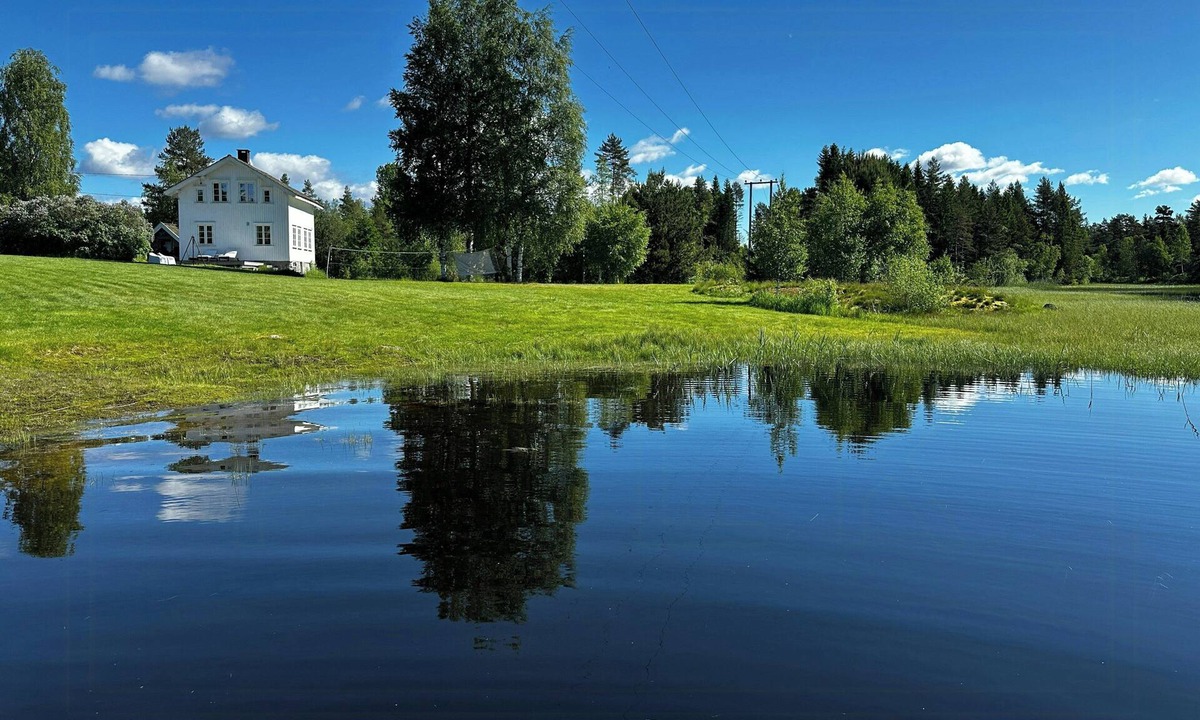 Vegarshei House | Traditional farmstead with dock near Vegår