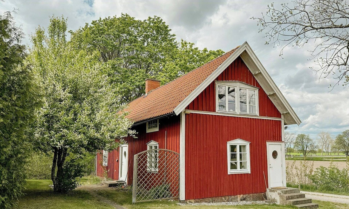 Soderakra House | Traditional red house by the lake in Småland