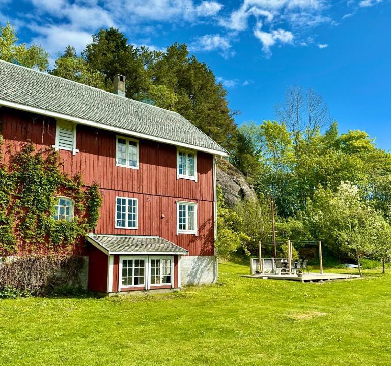 Kristiansund House | Unikt gårdshus med stor hage – nær Kristiansund