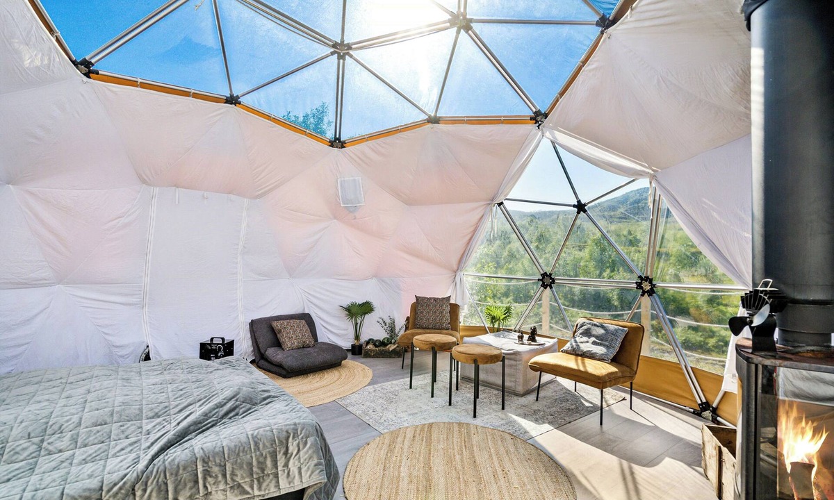 Tromso House | Unique glamping and tiny home with skylight