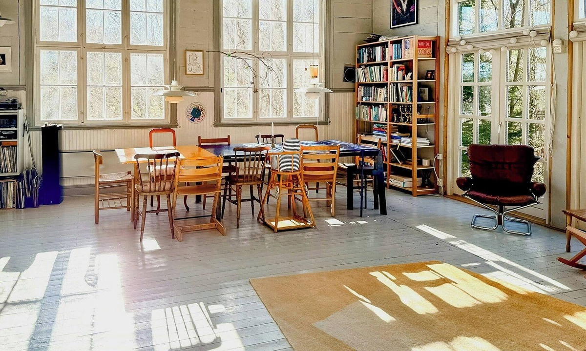 Tralsilt House | Unique historic schoolhouse near forest and river