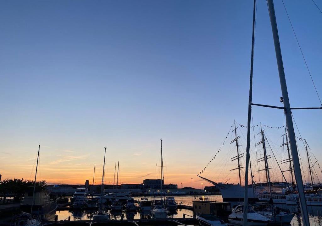 Centrum Boat Rental | Unique houseboat with large rooftop terrace in central Gothenburg