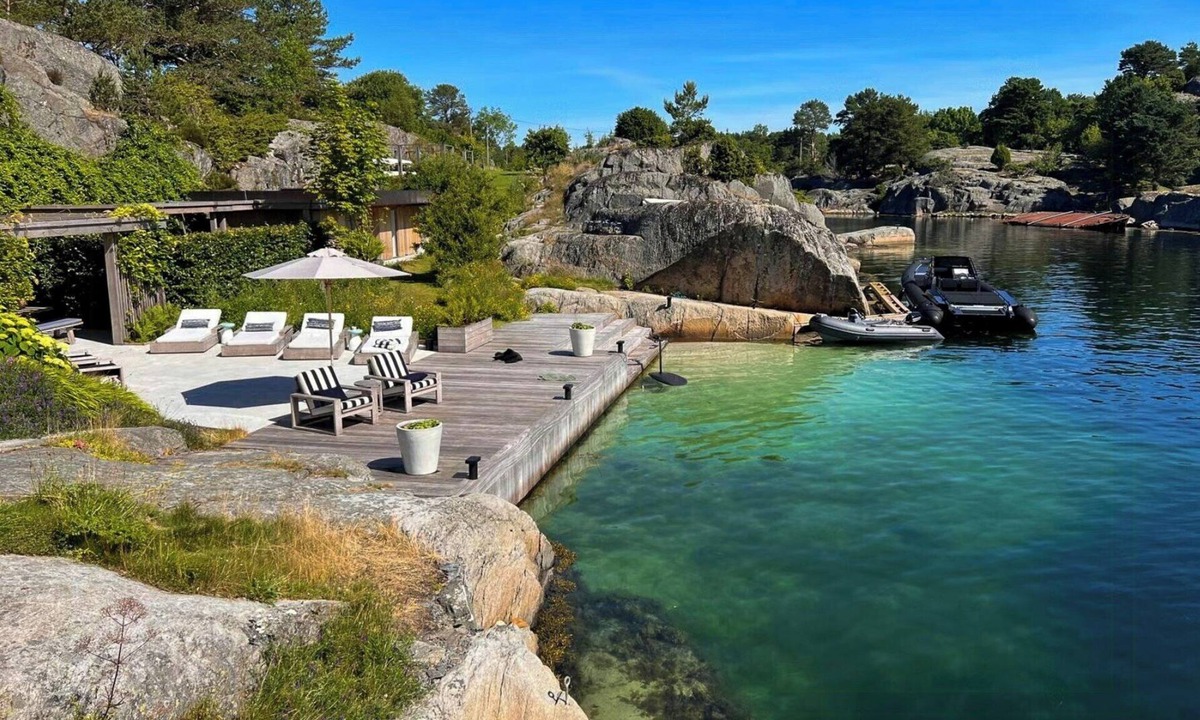 Skottevik House | Unique Sørlandet cottage with dock near