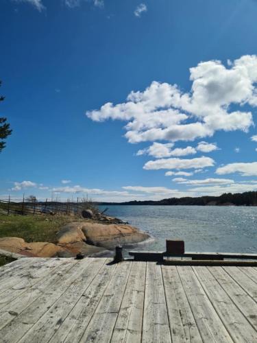 Sund Villa | Västanro - Avskild stuga på en ö med bastu