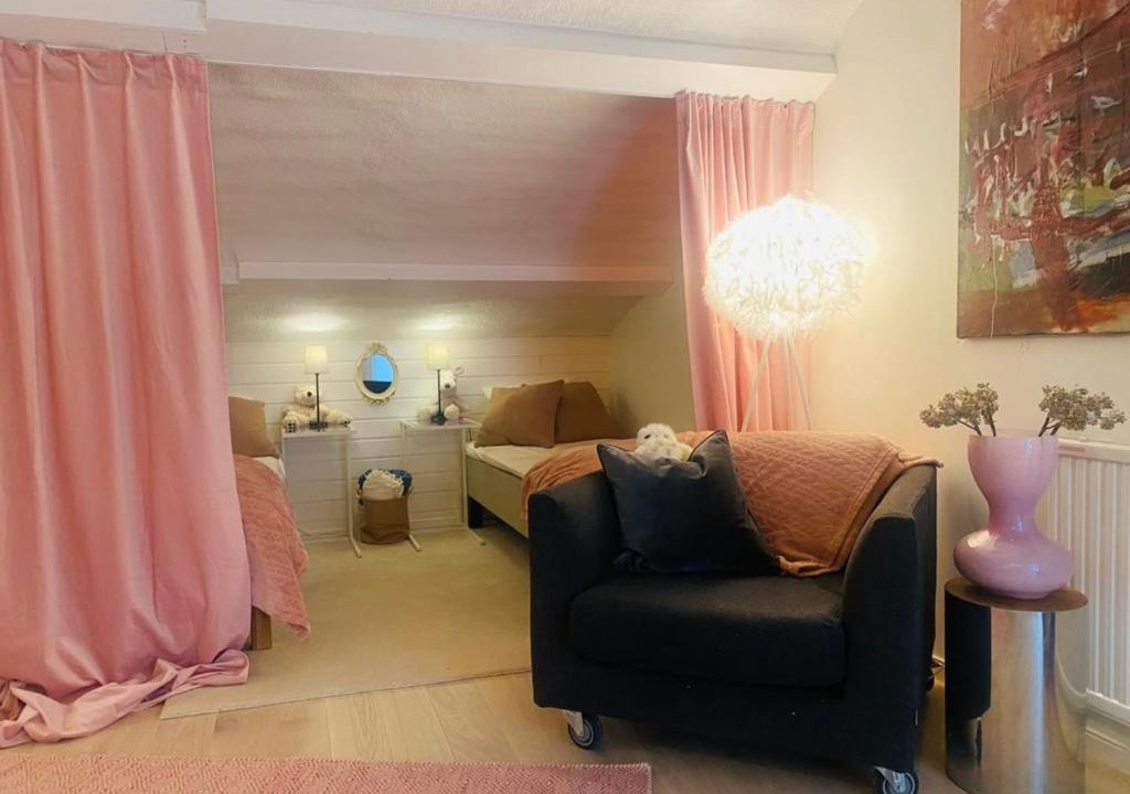 Knivsta Apartment | Vacker lounge med flera rum, och kök uthyres på Rickebasta Islandshästar