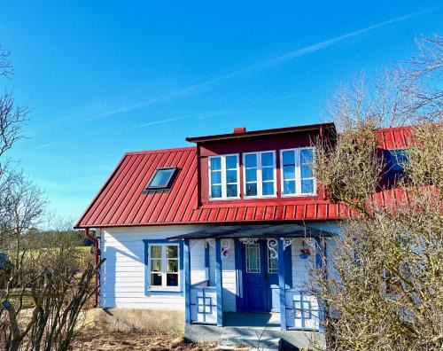 Hemse Villa | Vackert nyrenoverat 1800-talshus med bastu, vedspis och kamin