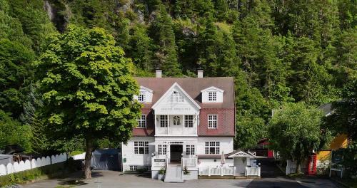 Valldal Hotel | Valldal Fjord Lodge B&B