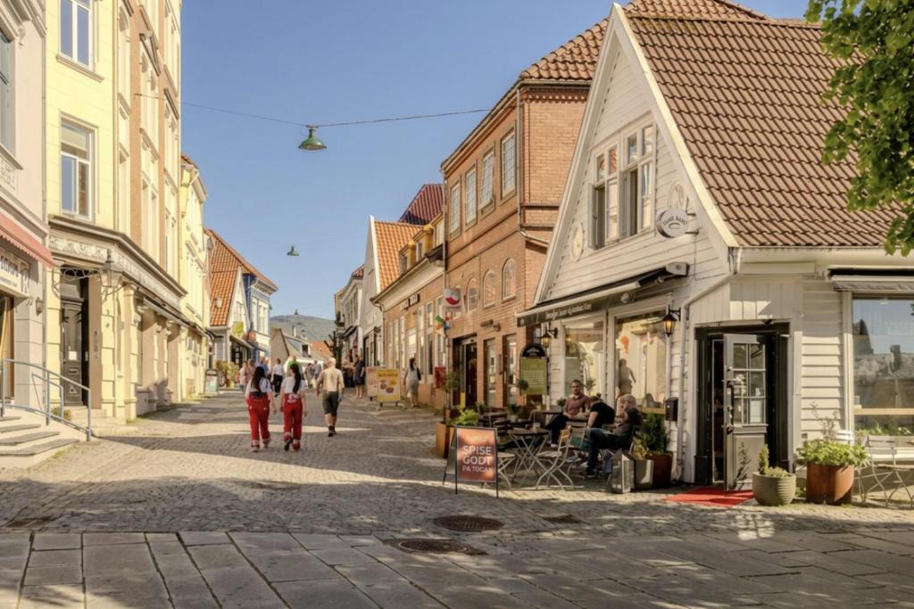 Sentrum Villa | Varmt og hjemmekoselig Bergenshus med 2 leiligheter - i rolig smau i hjertet av Bergen