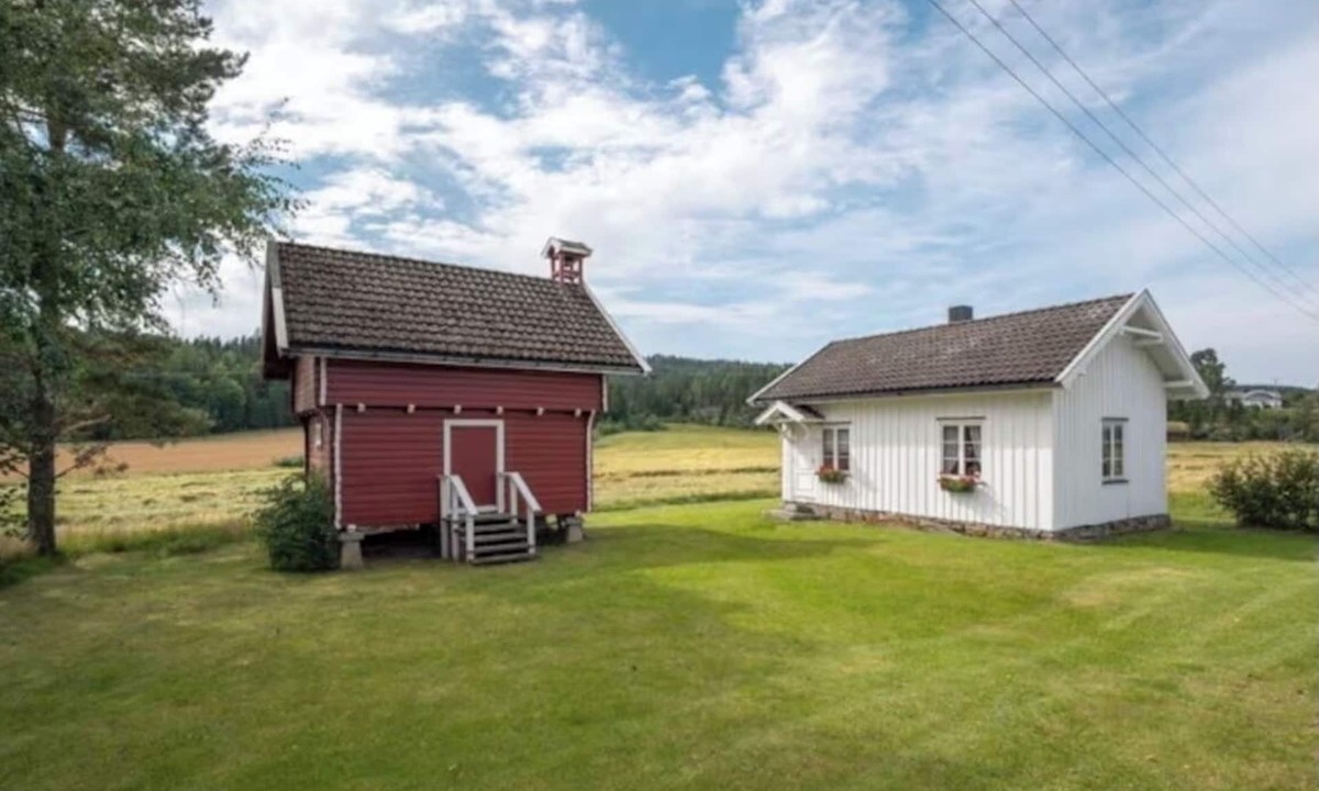 Askim Municipality Cabin | Veslestua - den lille landhandelen ved vannet/Historic Norwegian cabin