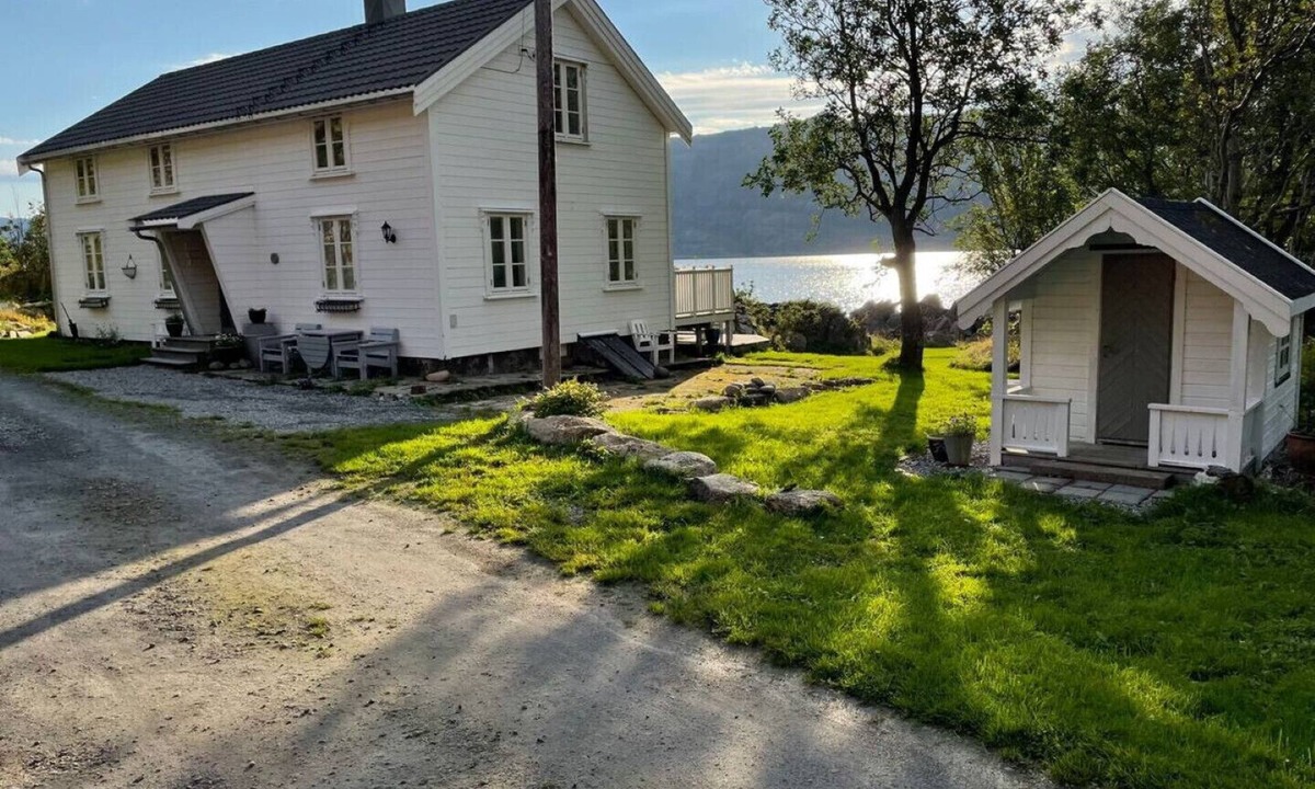 Ballstad House | Vettingstua, beautiful house down by the sea.