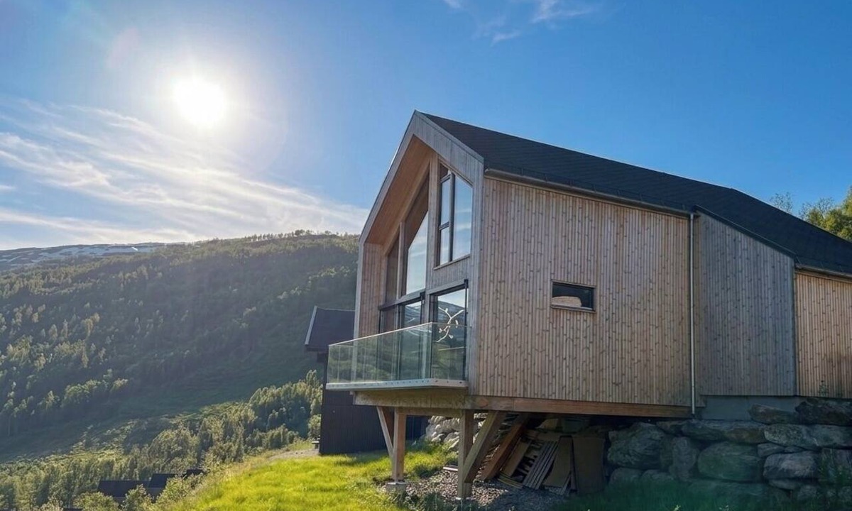 Sogndal Ski Chalet | Vidsyn Hodlekve: Panoramic views, playful modern design, cinema & foosball
