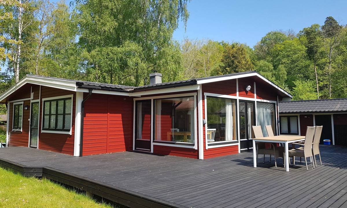 Kallby House | Villa Askvägen, a quiet location on the shores of Lake Vänern in a nature reserve