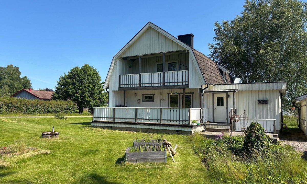 Kalv House | Villa Havsörn – Holiday Home with Sauna near Lake Kalvsjön