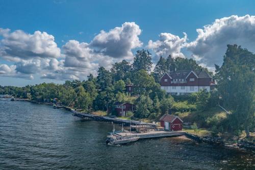 Karlsudd Bed & Breakfast | Villa Hjorthagen B&B, private jetty by the sea at island Edlunda