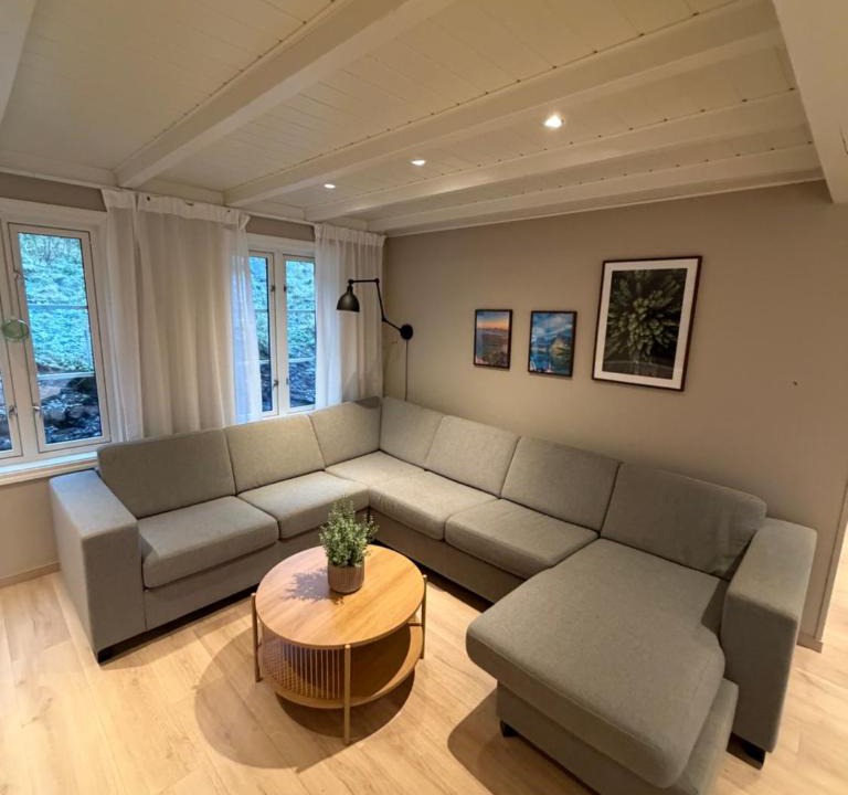 Flakstad Villa | Villa ihugas - A modern Family Home close to the sea