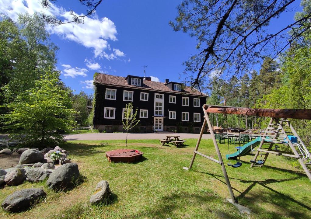 Hultsfred Municipality House | Villa Karllösa - Bed and Breakfast