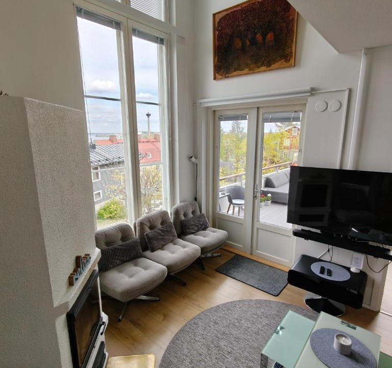 Tampere Apartment | Villa Rajaportti Loft House-Sleeps 14-Lake Views-Sauna Capital-Front Yard Parking-Electric Vehicle