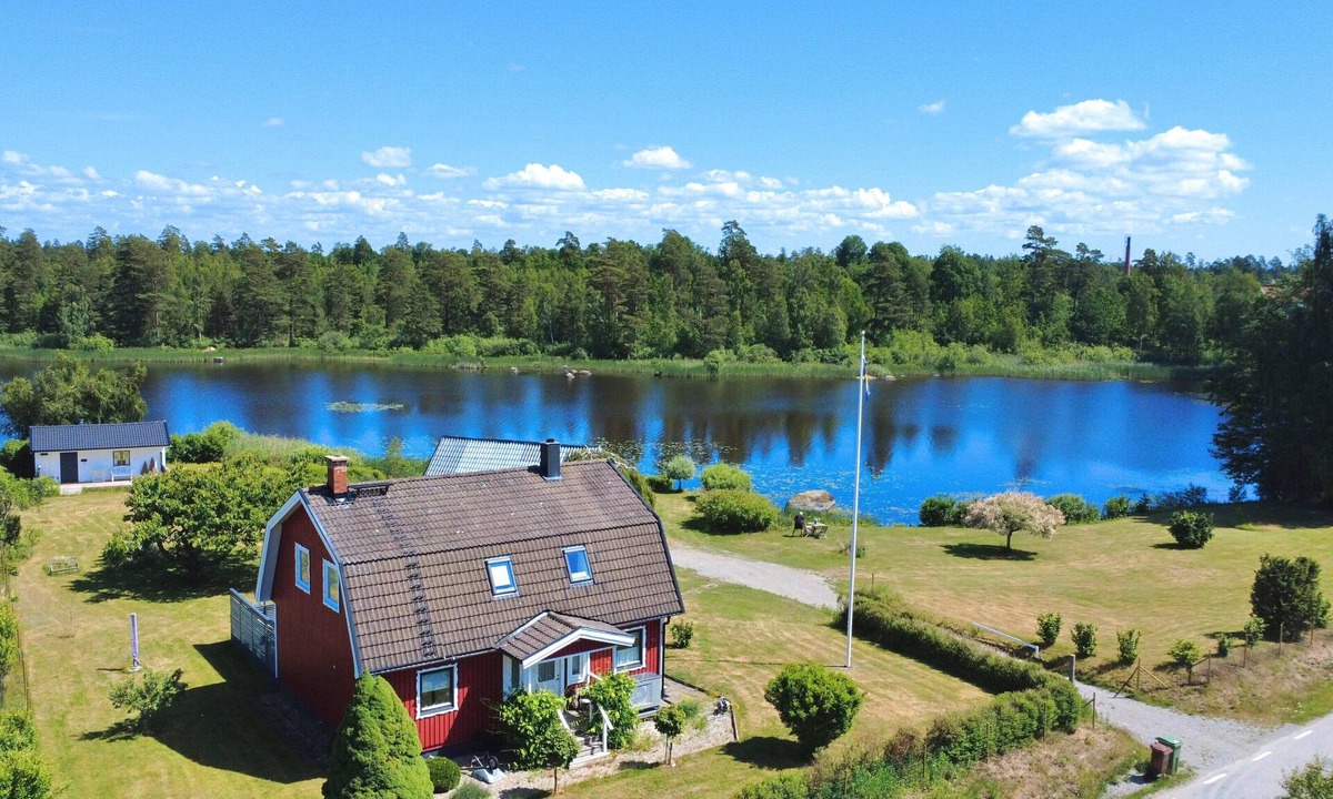 Holmsjo House | Villa Saleboda – Stunning Lakefront Holiday Home with Sauna & Boat in Blekinge