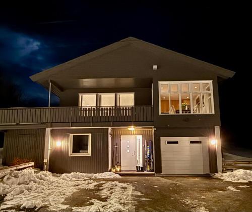 Nord-Lenangen Villa | Villa Storvoll - Fjord & Mountain View
