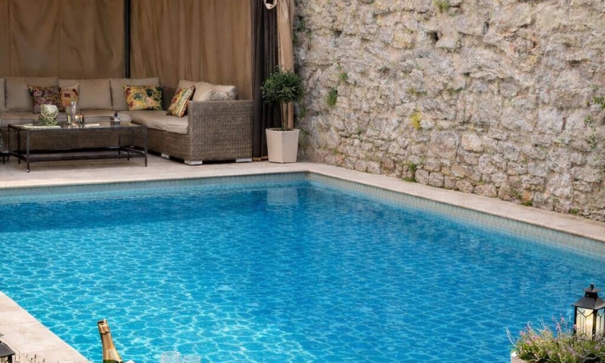 Innerstaden House | Visby - Exclusive stay with pool, ring wall in a historical courtyard & sea view