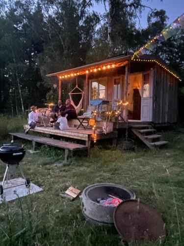 Lillykyrka Cabin | Vista Vibes Glamping -Chillbillystuga
