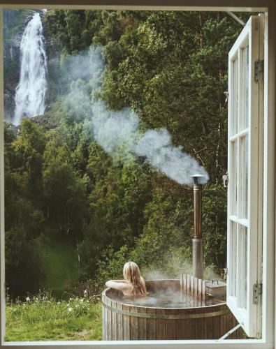 Sel House | Waterfall Retreat