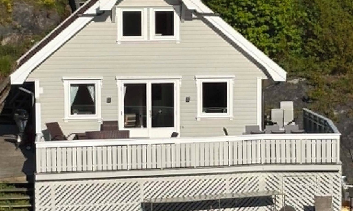 Flekkerøy Cabin | Waterfront 4-bedroom cabin in Flekkeroy, Kristiansand perfect for your getaway