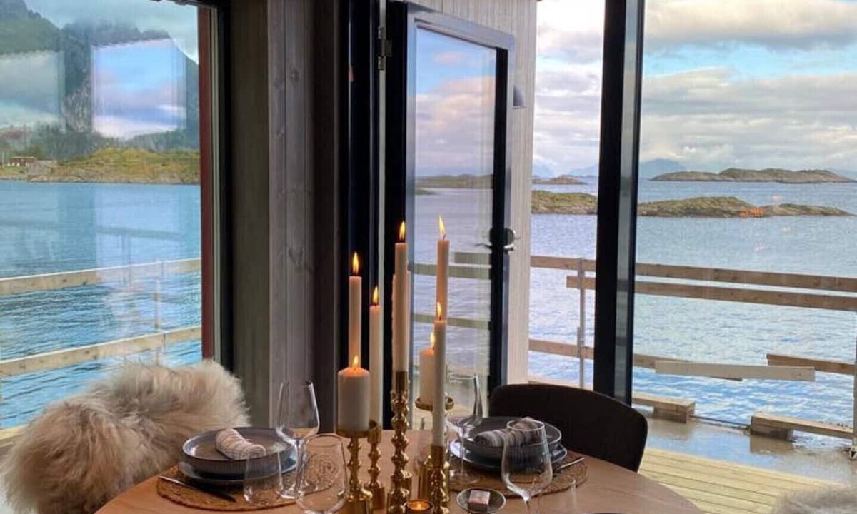 Henningsvaer Apartment | Waterfront apartment with panoramic sea view