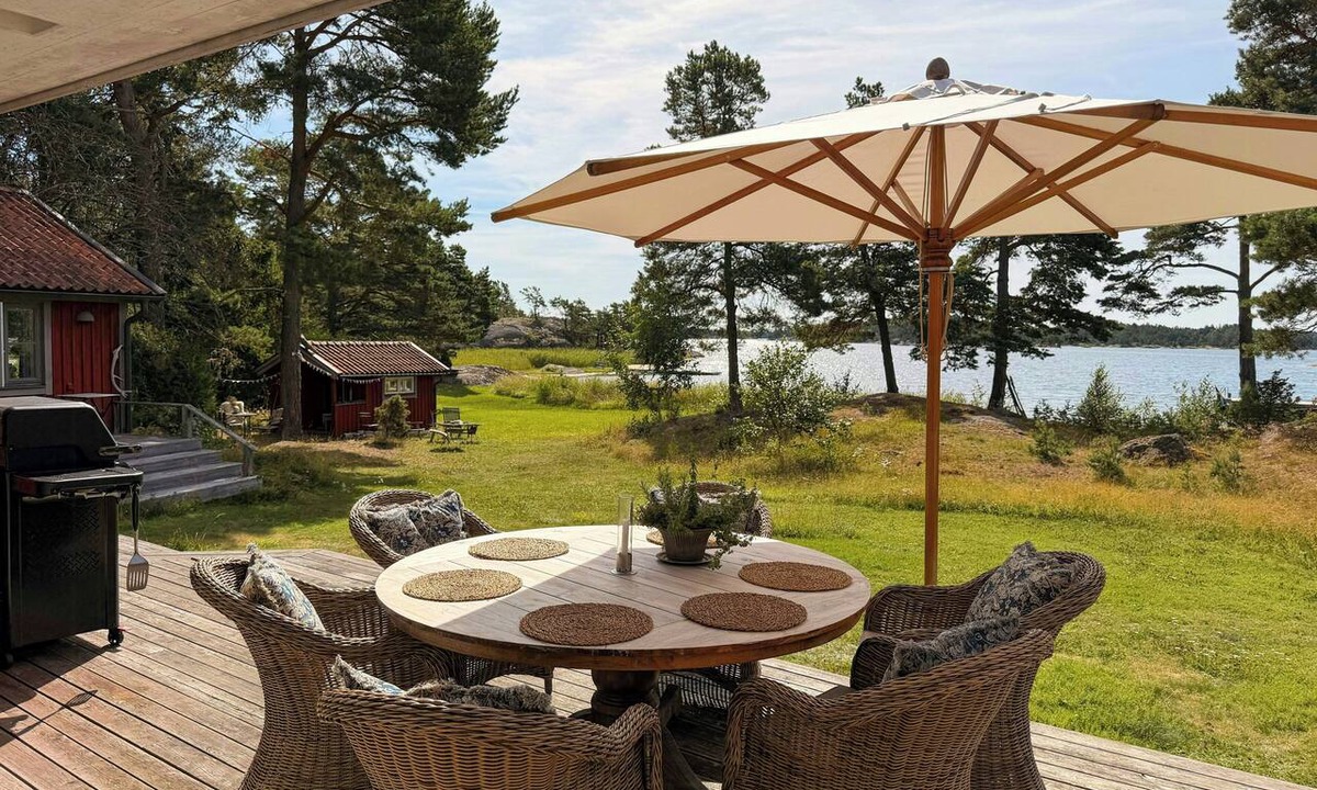 Vasterljung House | Waterfront plot near Trosa with jetty and sauna